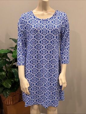 Lulu-B Blue & White Geometric UPF50+ Shift Dress w/ 3/4 Sleeves
